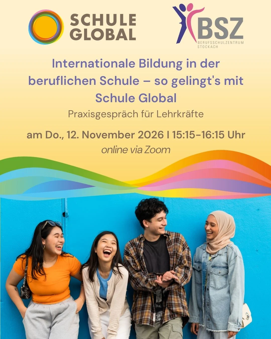 Vier junge Menschen lachen und unterhalten sich vor einer bunten Wand, passend zur Infoveranstaltung über internationale Bildung.