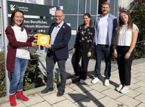 Berufliches Schulzentrum München-Land erhält das Schule Global-Siegel