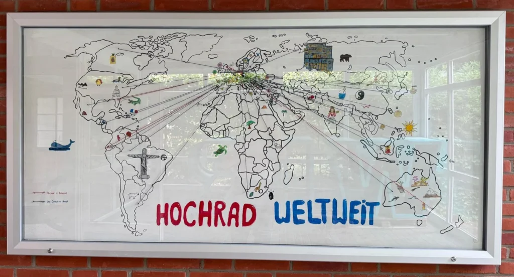 Weltkarte mit Illustrationen und Verbindungen, die Geschichten und Kulturen weltweit darstellen.