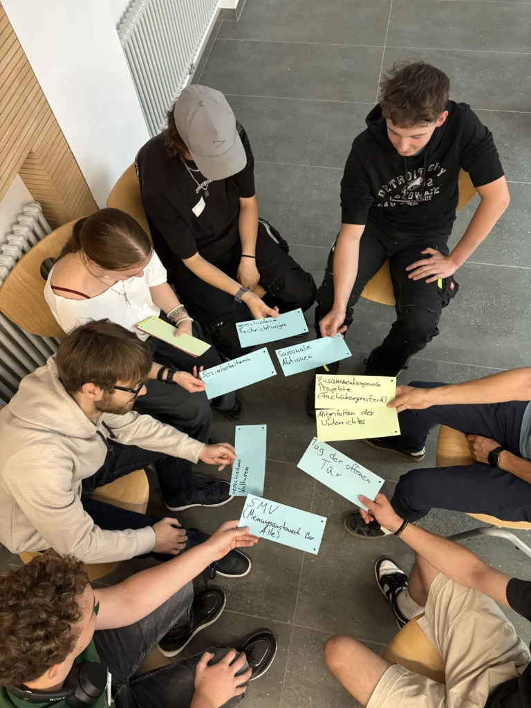 Schüler diskutieren in einem Workshop an der Gewerblichen Schule Bad Mergentheim über verschiedene Projekte und Themen.