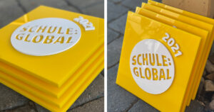 Schule:Global: Die Schilder sind da!